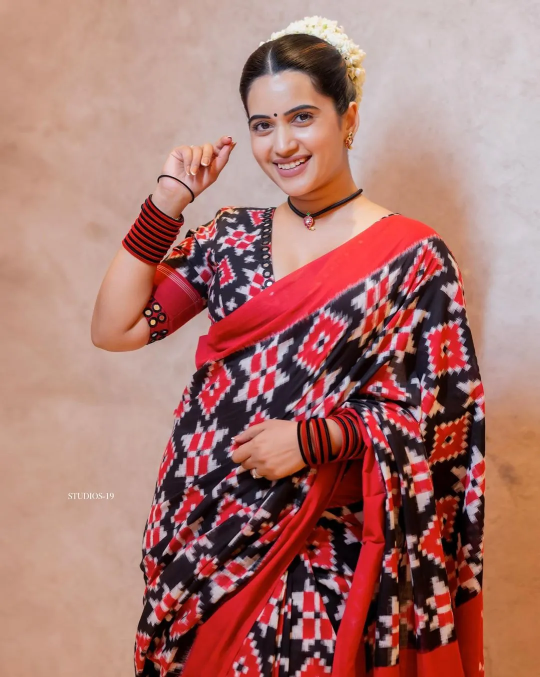 Telugu Actress Sravanthi Chokarapu Images In Navy Blue Saree Blouse